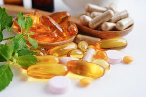 alternativ medicin ört organisk kapsel med vitamin e omega 3 fiskolja, mineral, läkemedel med örter blad naturliga kosttillskott för ett hälsosamt gott liv. foto