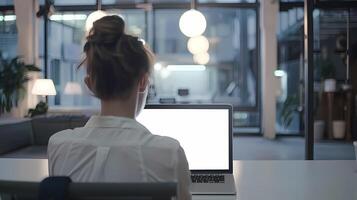 ai genererad kvinna arbetssätt på bärbar dator i kontor foto