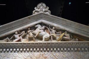 istanbul, Kalkon - januari 7 2024 - istanbul arkeologisk museum alexander marmor målad sarkofag foto