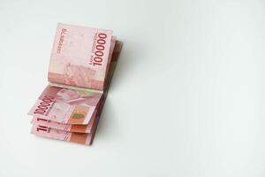 lugg av indonesiska pengar rupiah på vit bakgrund. ett hundra tusen foto