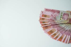lugg av indonesiska pengar rupiah på vit bakgrund. ett hundra tusen foto