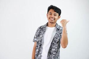 leende asiatisk man med fingrar pekande till de sida bär svart skjorta isolerat på vit bakgrund foto