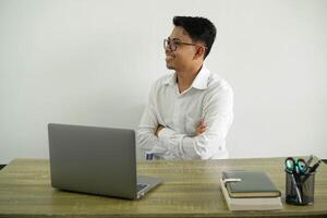 ung asiatisk affärsman i en arbetsplats i lateral placera, bär vit skjorta med glasögon isolerat foto