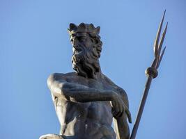 neptune fontän i kupol plats i främre av de medeltida katedral av san vigilio i trento , Italien foto