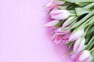 blommig bakgrund med tulpaner blommor. platt lägga, topp se. härlig hälsning kort med tulpaner för mödrar dag, bröllop eller Lycklig händelse foto