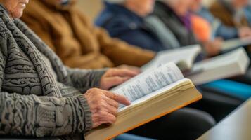 ai genererad finansiell utbildning seminarium för senior medborgare på en gemenskap Centrum foto