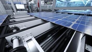 maskineri i skärande kant sol- panel lager hantering solceller moduler på stor hopsättning rader. stänga upp skott av hållbar företag tillverkad sol- celler i anläggningen, 3d illustration foto