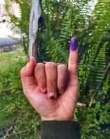 lila bläck på finger efter president- val foto