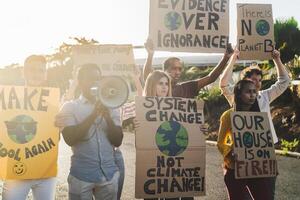 grupp av aktivister protesterar för klimat förändra - raser människor stridande på väg innehav banderoller över miljöer katastrofer - global uppvärmningen begrepp foto