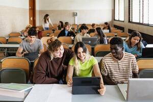 ung universitet studenter lyssnande lektion i klassrum - skola utbildning begrepp foto