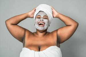 Lycklig kurvig afrikansk kvinna har hud vård spa dag - friska skönhet rena behandling och ungdom människor livsstil begrepp foto