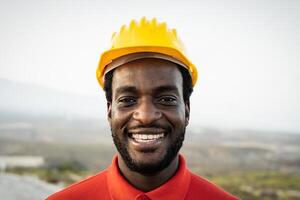 ung afrikansk byggare arbetssätt på konstruktion webbplats foto