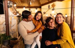 Lycklig latinamerikan familj njuter tid tillsammans på Hem foto