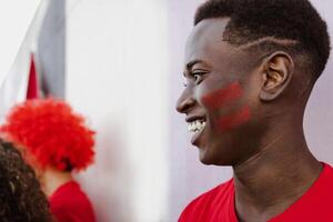 afrikansk fotboll fläkt har roligt stödjande hans favorit team - sport underhållning begrepp foto