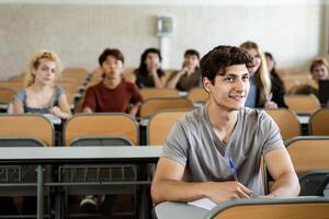 ung studenter lyssnande lektion inuti universitet klassrum - skola utbildning begrepp foto