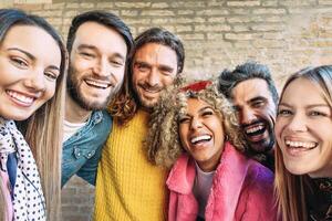 grupp av Lycklig vänner tar selfie med mobil smartphone utomhus- - tusenåriga ung människor har roligt i de stad Centrum - generation z, social media, tech och ungdom livsstil begrepp foto