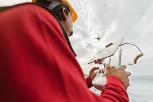 manlig ingenjör håller på med inspektion använder sig av Drönare - teknologi och industriell begrepp foto