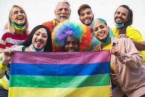 Lycklig raser människor fira Gay stolthet festival under korona virus - grupp av vänner med annorlunda ålder och lopp stridande för kön jämlikhet foto