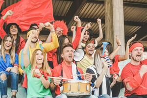 vänner fotboll anhängare fläktar tittar på fotboll match händelse på stadion - ung människor grupp har roligt fira sport värld mästerskap spel - ungdom och underhållning begrepp foto