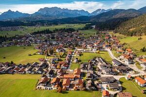 wallgau bavarian alperna. karwendel berg. Semester tillflykt foto