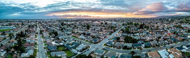 san leandro bukt område. solnedgång Drönare panorama. foto