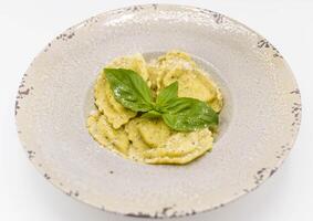 färsk och hemlagad italiensk stil pasta maträtt foto