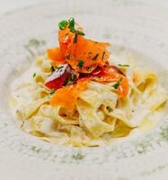 färsk och hemlagad italiensk stil pasta maträtt foto