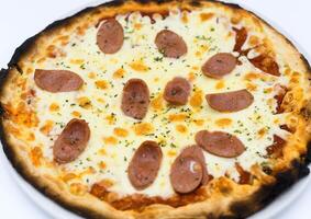 Sann italiensk pizza från Neapel, tillverkad med surdeg och färsk naturlig Ingredienser i en sten ugn foto