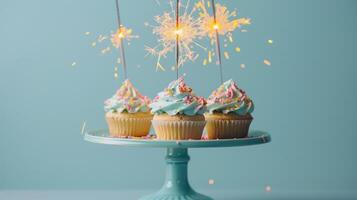 ai genererad muffins visas på en kaka stå Utsmyckad med tomtebloss. minimalistisk blå bakgrund foto