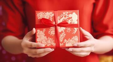 ai genererad kvinna händer innehav dekorerad gåva låda på röd bakgrund foto