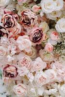 närbild av bröllop blommor.bakgrund av rosa och vit ro foto