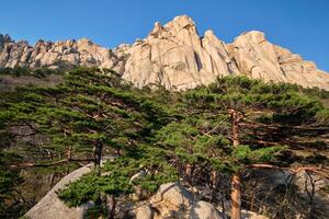 ulsanbawi sten i seoraksan nationell parkera, söder korea foto