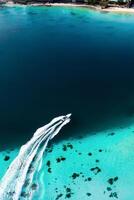topp se av de blå bukt lagun av mauritius. en båt flyter på en turkos lagun foto