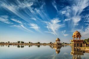 indisk landmärke gadi sagar i rajasthan foto