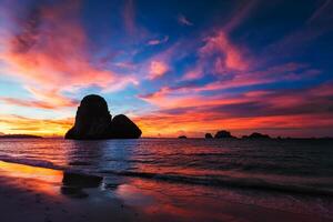 solnedgång på pranang strand. railay, krabi, thailand foto