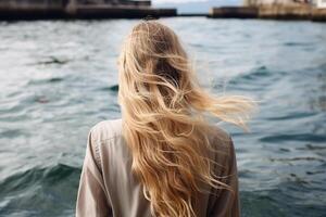 ai genererad bak- se av en blond flicka på de Strand av en stormig hav. genererad förbi artificiell intelligens foto