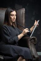 en ung brunett kvinna konstnär står Bakom ett staffli. foto