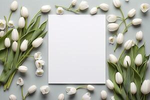 ai genererad attrapp vit tom papper ark med vit tulpaner blommor topp se på ljus grå bakgrund, blommig mall tömma kort platt lägga för design med kopia Plats foto