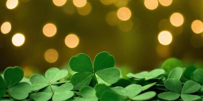 ai genererad klöver shamrocks, gyllene mynt och bokeh. festlig bild för st. Patricks dag. generativ ai. foto