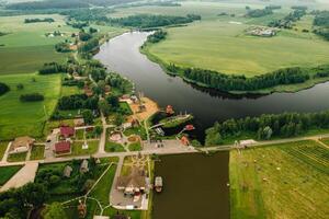 se från de höjd av de sjö i en grön fält i de form av en hästsko och en by i de mogilev region.vitryssland.den natur av Vitryssland foto