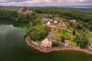 de ganga talao tempel i stor bassäng, savanne, mauritius. foto