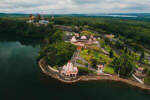 de ganga talao tempel i stor bassäng, savanne, mauritius. foto