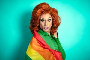 Lycklig drag drottning fira Gay stolthet innehav regnbåge flagga - lgbtq social gemenskap begrepp foto