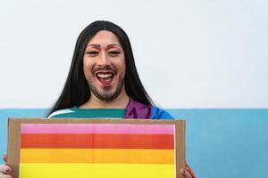 Lycklig drag drottning aktivist har roligt under Gay stolthet parad - HBTQ social rörelse begrepp foto