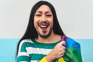 Lycklig drag drottning aktivist har roligt under Gay stolthet parad - HBTQ social rörelse begrepp foto