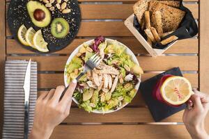 topp se kvinna händer äter hälsa vegetabiliska sallad med grillad kyckling bröst avokado kiwi och dricka färsk smoothie frukt - friska näring mat livsstil människor begrepp foto