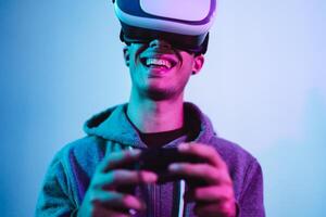 ung gamer spelar till ny video spel med virtuell verklighet erfarenhet - ungdom människor underhållning och teknologi begrepp foto