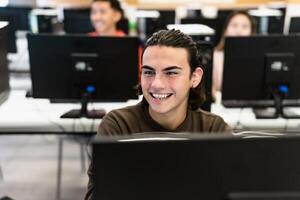 ung studenter lyssnande en lektion i hög skola - utbildning begrepp foto