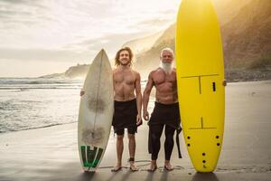 Lycklig vänner med annorlunda ålder surfing tillsammans - sportig människor har roligt under semester surfa dag - extrem sport livsstil begrepp foto