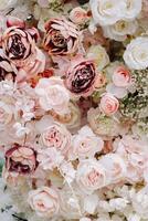 närbild av bröllop blommor.bakgrund av rosa och vit ro foto
